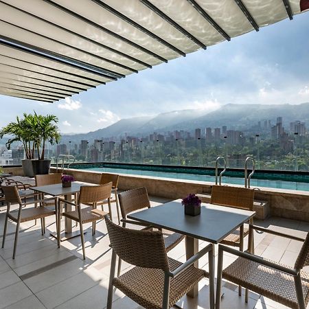 Hotel York Luxury Suites Medellin By Preferred Εξωτερικό φωτογραφία The rooftop pool at the hotel