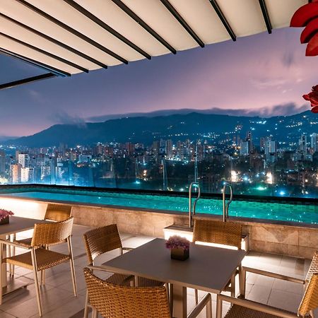 Hotel York Luxury Suites Medellin By Preferred Εξωτερικό φωτογραφία The rooftop pool at the hotel