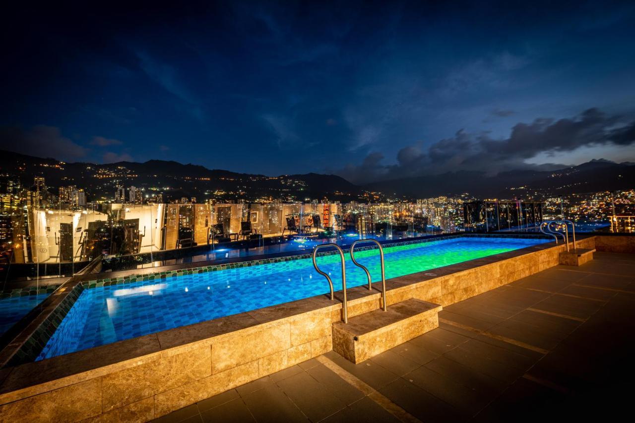Hotel York Luxury Suites Medellin By Preferred Εξωτερικό φωτογραφία The pool at the hotel