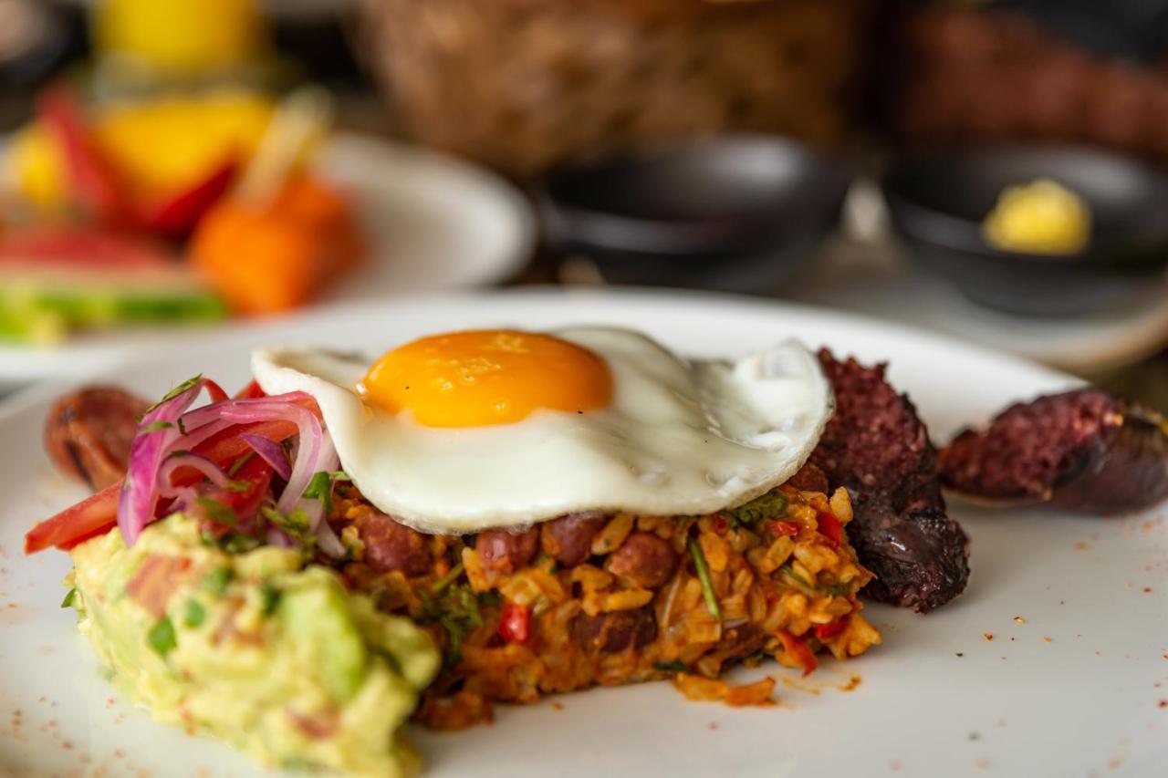 Hotel York Luxury Suites Medellin By Preferred Εξωτερικό φωτογραφία A plate of chaat
