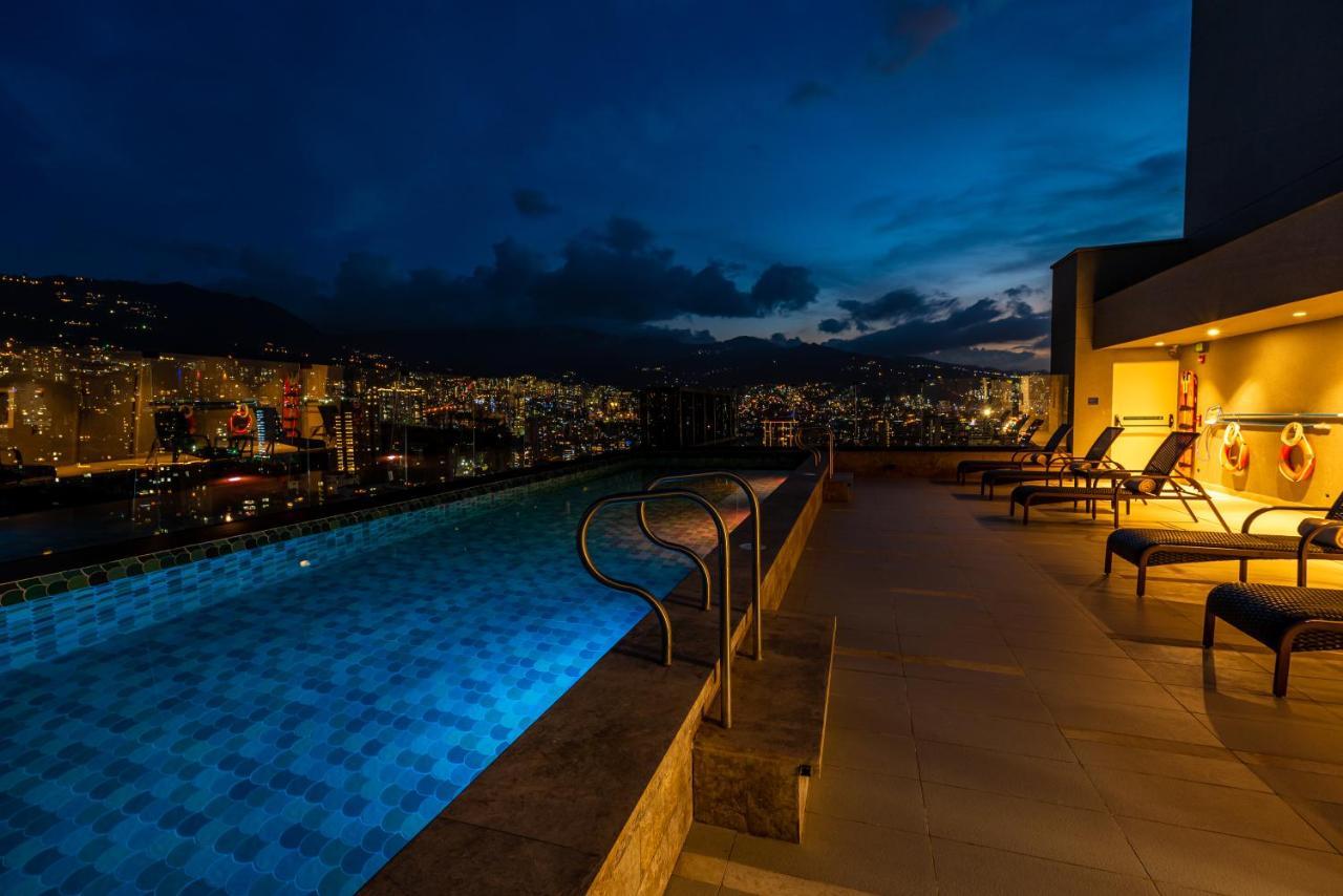 Hotel York Luxury Suites Medellin By Preferred Εξωτερικό φωτογραφία Rooftop pool at the Hotel