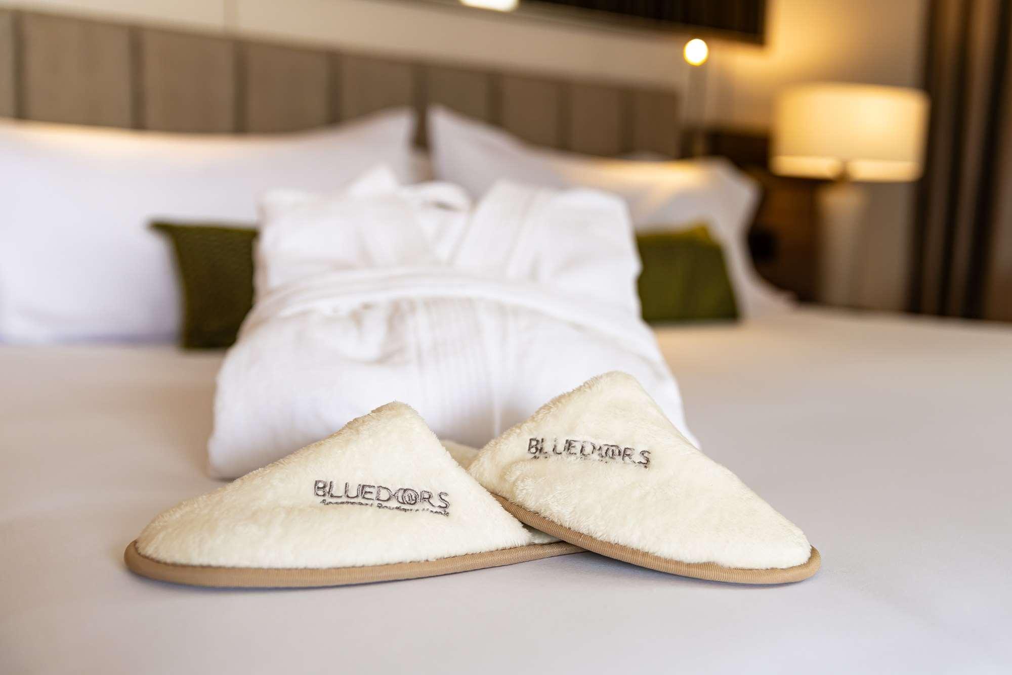 Hotel York Luxury Suites Medellin By Preferred Εξωτερικό φωτογραφία A pair of hotel slippers