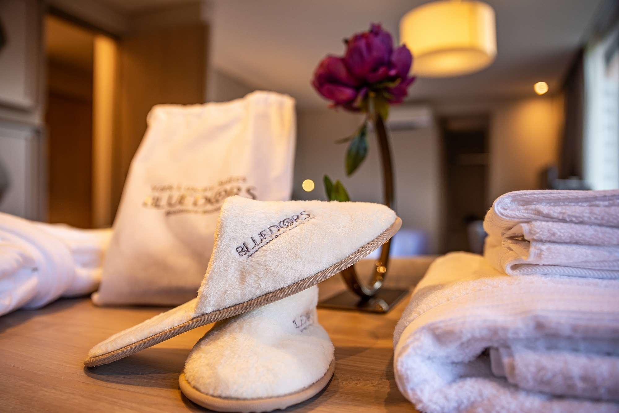 Hotel York Luxury Suites Medellin By Preferred Εξωτερικό φωτογραφία A pair of hotel slippers
