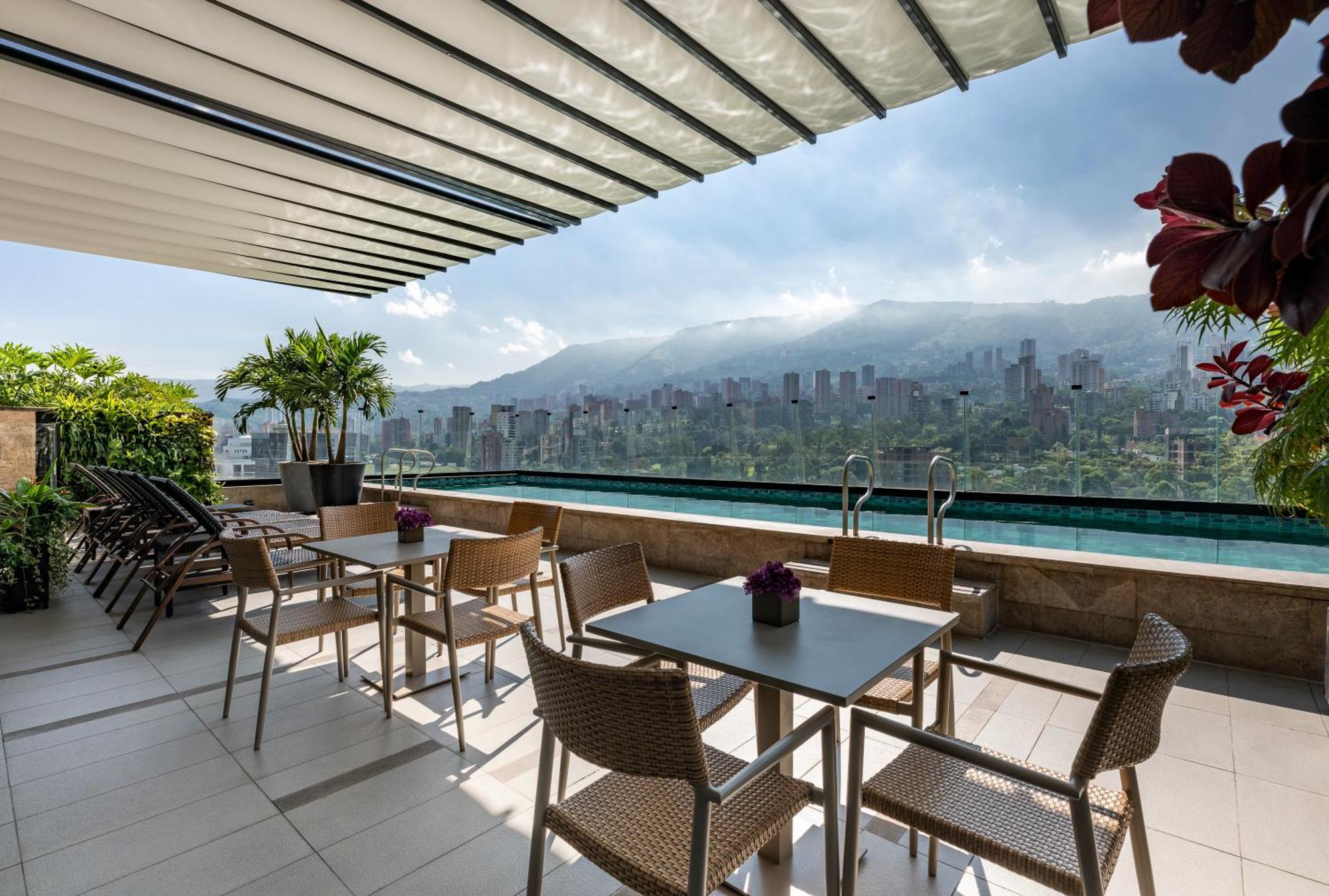 Hotel York Luxury Suites Medellin By Preferred Εξωτερικό φωτογραφία The rooftop pool at the hotel