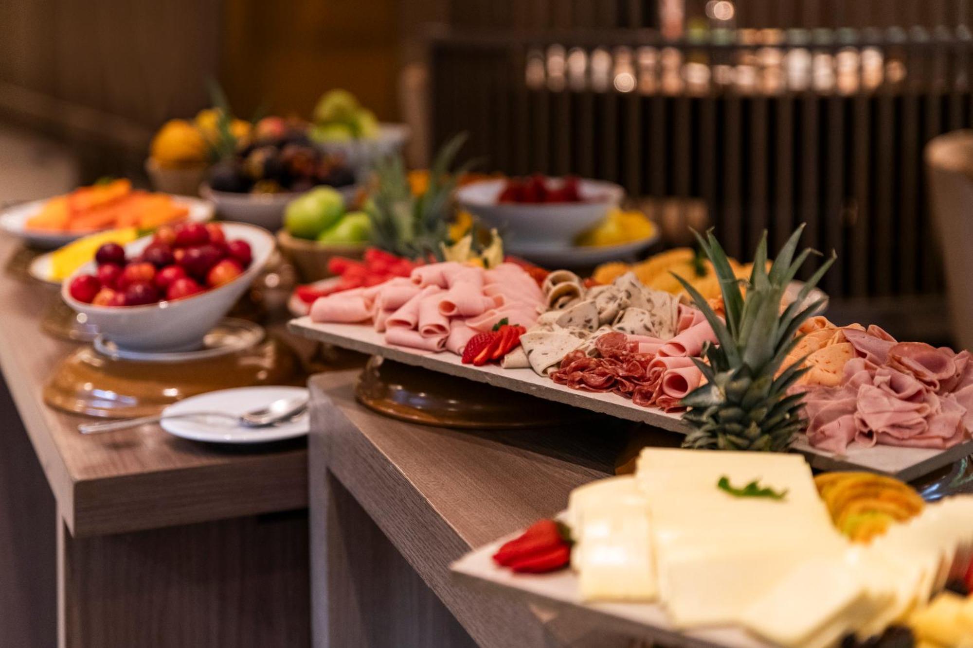 Hotel York Luxury Suites Medellin By Preferred Εξωτερικό φωτογραφία A buffet at a hotel
