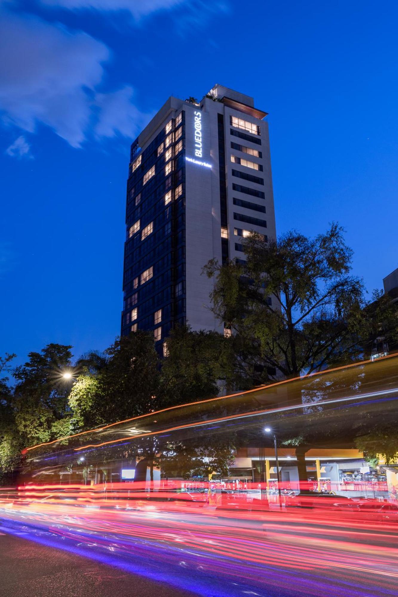 Hotel York Luxury Suites Medellin By Preferred Εξωτερικό φωτογραφία The hotel at night