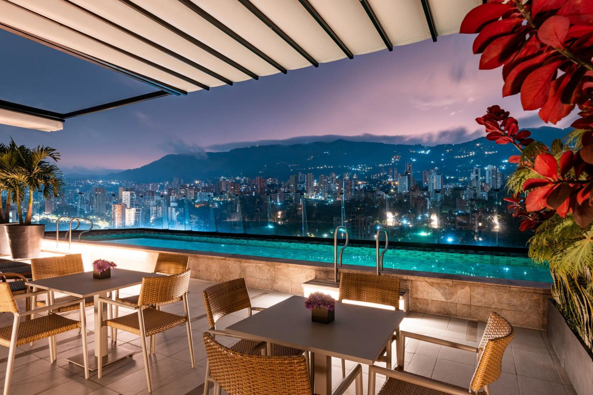 Hotel York Luxury Suites Medellin By Preferred Εξωτερικό φωτογραφία The rooftop pool at the hotel