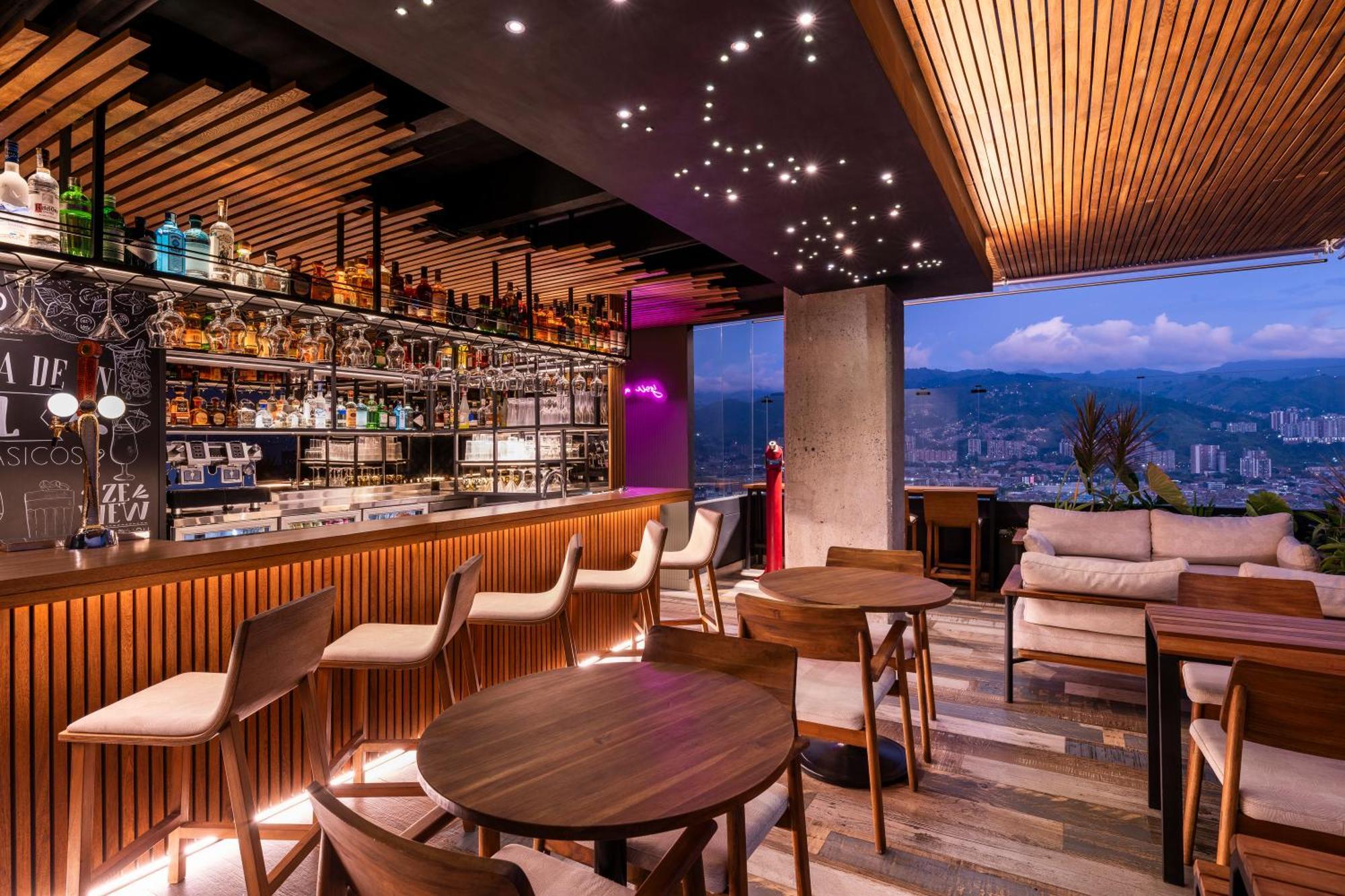 Hotel York Luxury Suites Medellin By Preferred Εξωτερικό φωτογραφία The bar at the 360° Sky Lounge