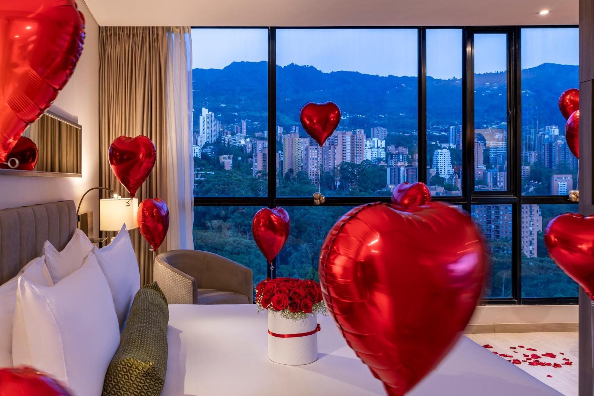 Hotel York Luxury Suites Medellin By Preferred Εξωτερικό φωτογραφία A bedroom decorated for Valentine's Day