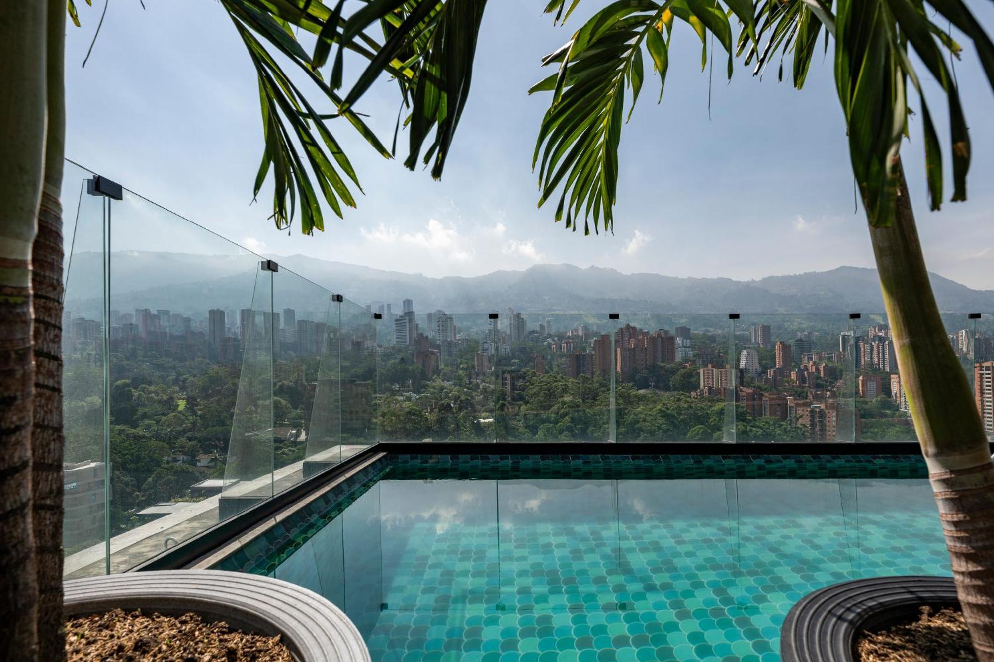 Hotel York Luxury Suites Medellin By Preferred Εξωτερικό φωτογραφία View from the rooftop pool