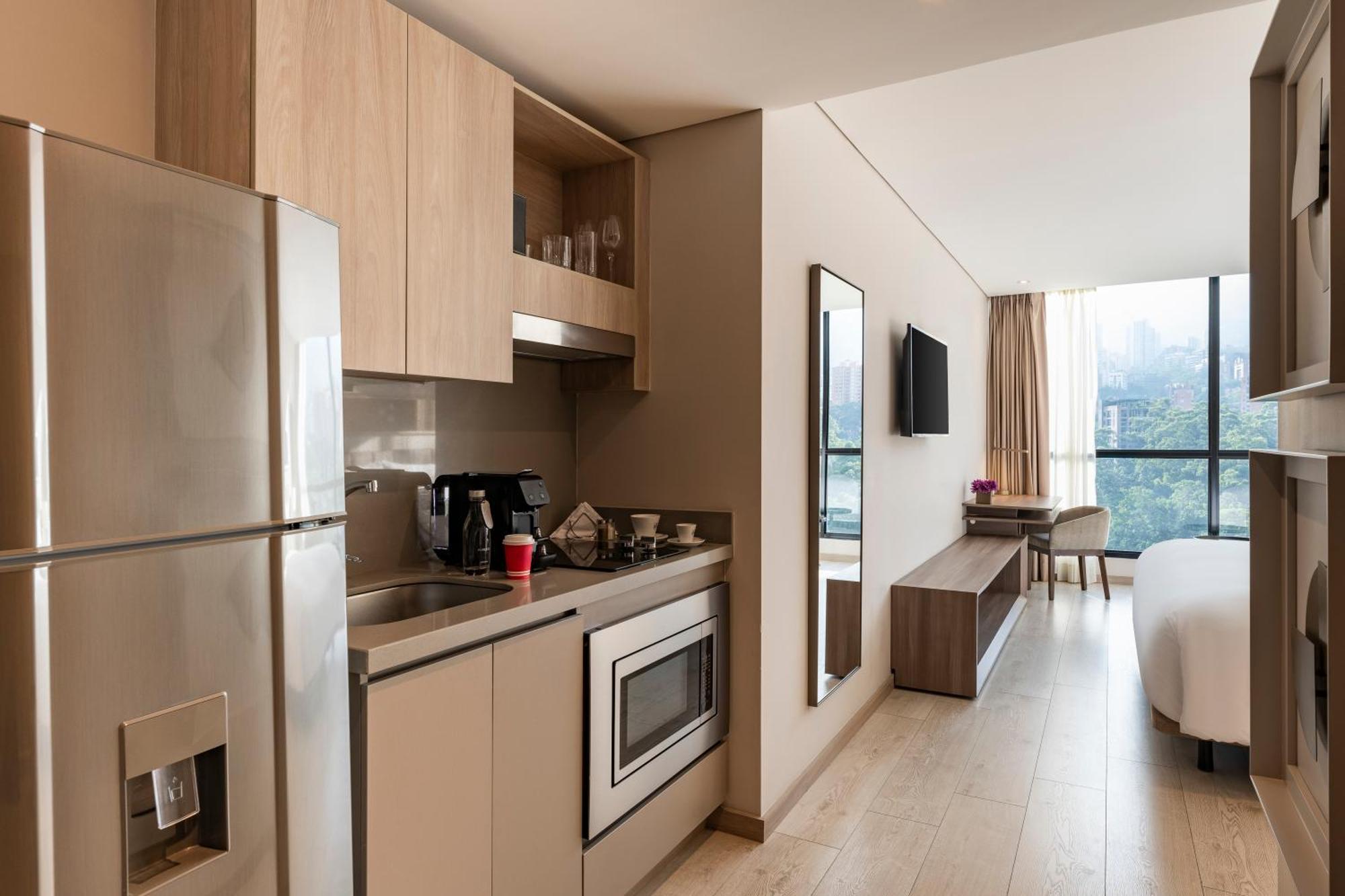 Hotel York Luxury Suites Medellin By Preferred Εξωτερικό φωτογραφία Studio apartment with a kitchenette