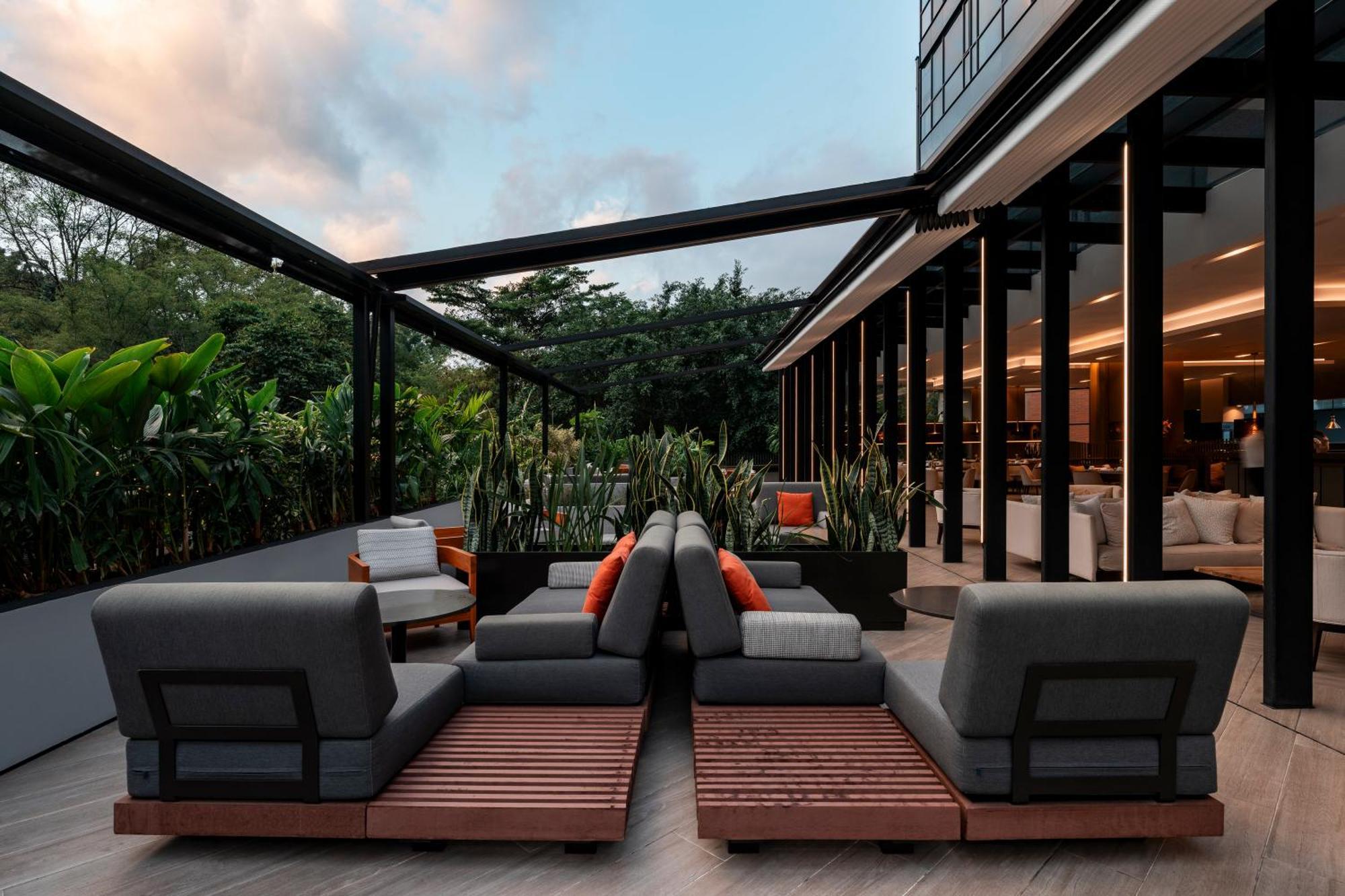Hotel York Luxury Suites Medellin By Preferred Εξωτερικό φωτογραφία The hotel's rooftop lounge